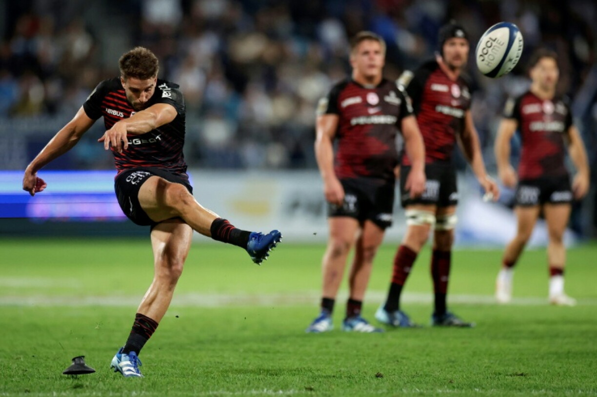 Juan Cruz Mallia (L) kicked a penalty goal in the win over Castres