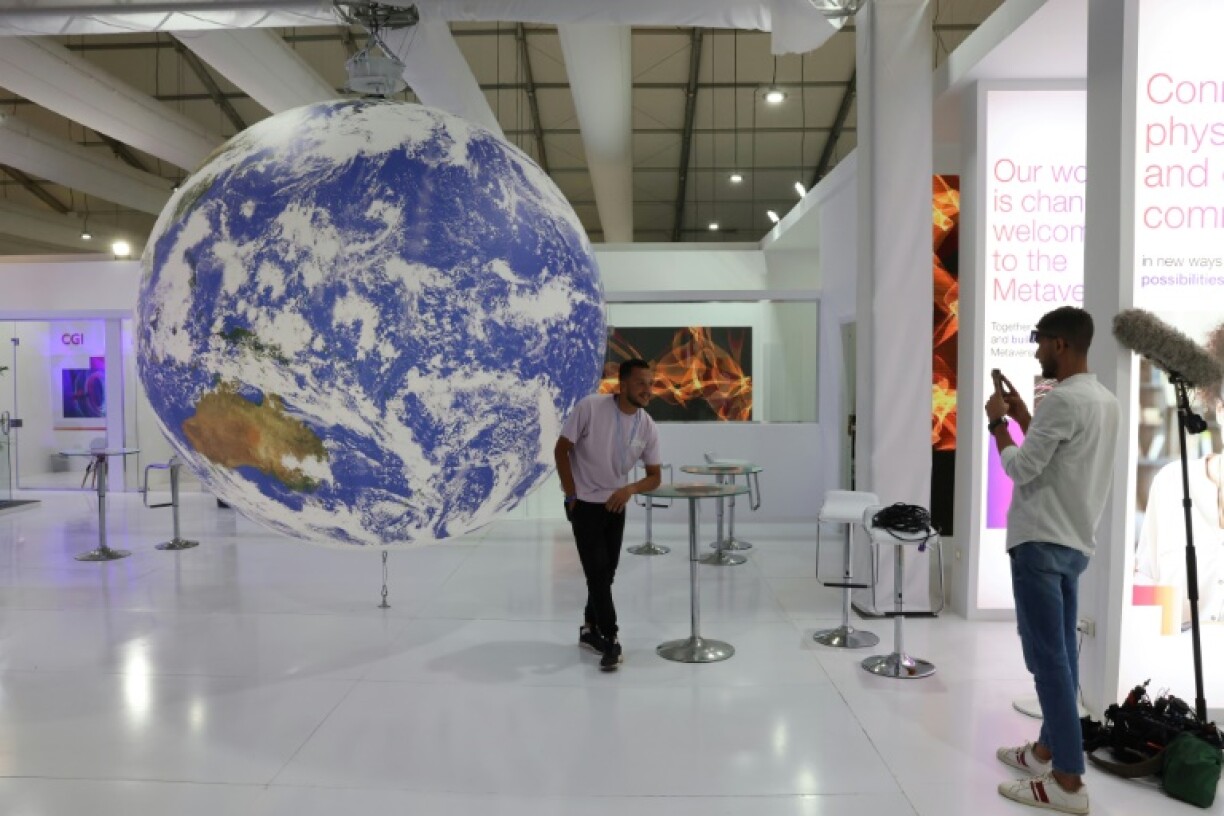 Des visiteurs du Centre international des conventions de Charm el-Cheikh en Egypte où se tiendra la COP27, le 5 novembre 2022