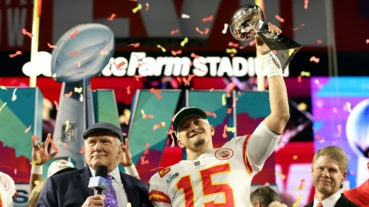 Le quarterback Patrick Mahomes remporte avec les Kansas City Chiefs le 57e Super Bowl, le 12 février 2023 à Glendale, en Arizona