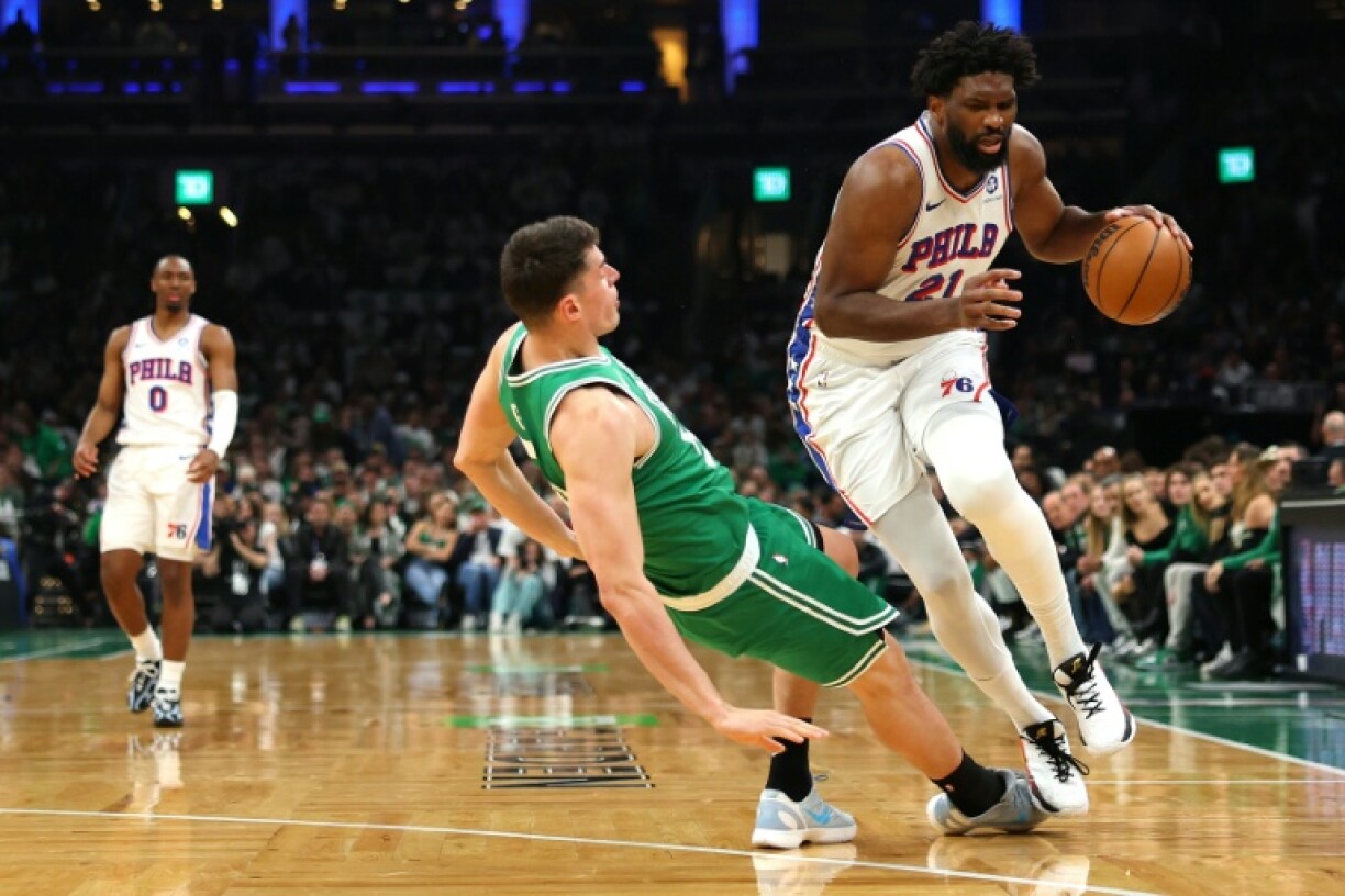 Joel Embiid (d) et Luka Garza lors du match 7 du premier tour des play-offs de NBA entre les Philadelphia 76ers et les Boston Celtics, le 2 mai 2026 à Boston