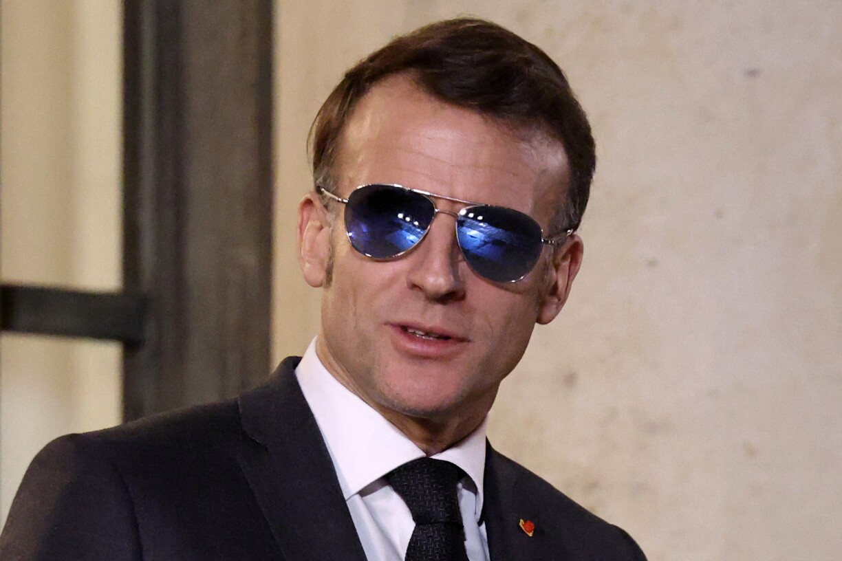 De franséische President Emmanuel Macron waart stilsécher mam Sonnebrëll op den indoneesesche Premierminister Nawaf Salam.