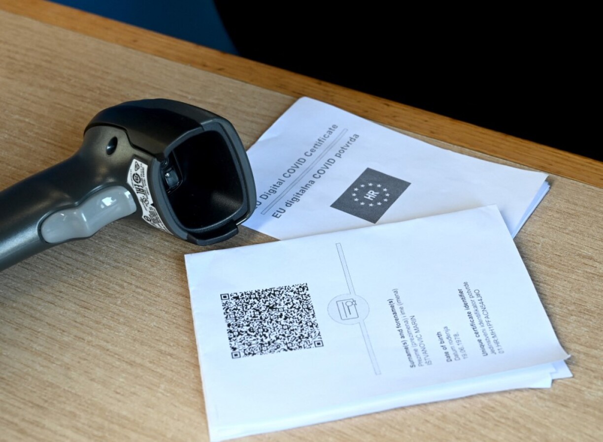 Des certificats en format papier photographiés en Croatie