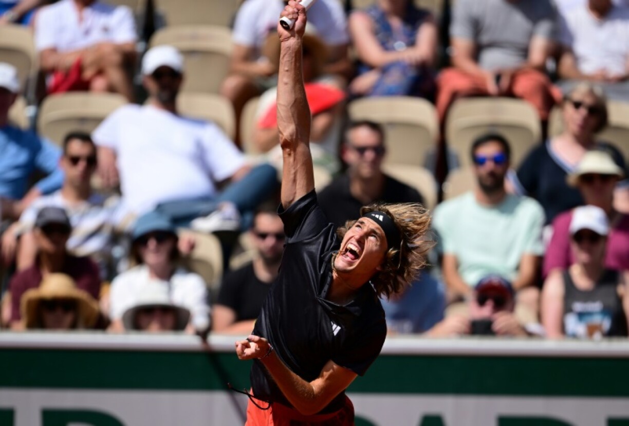 L'Allemand Alexander Zverev sert face au Sud-africain Lloyd Harris à Roland-Garros le 30 mai 2023 à Paris