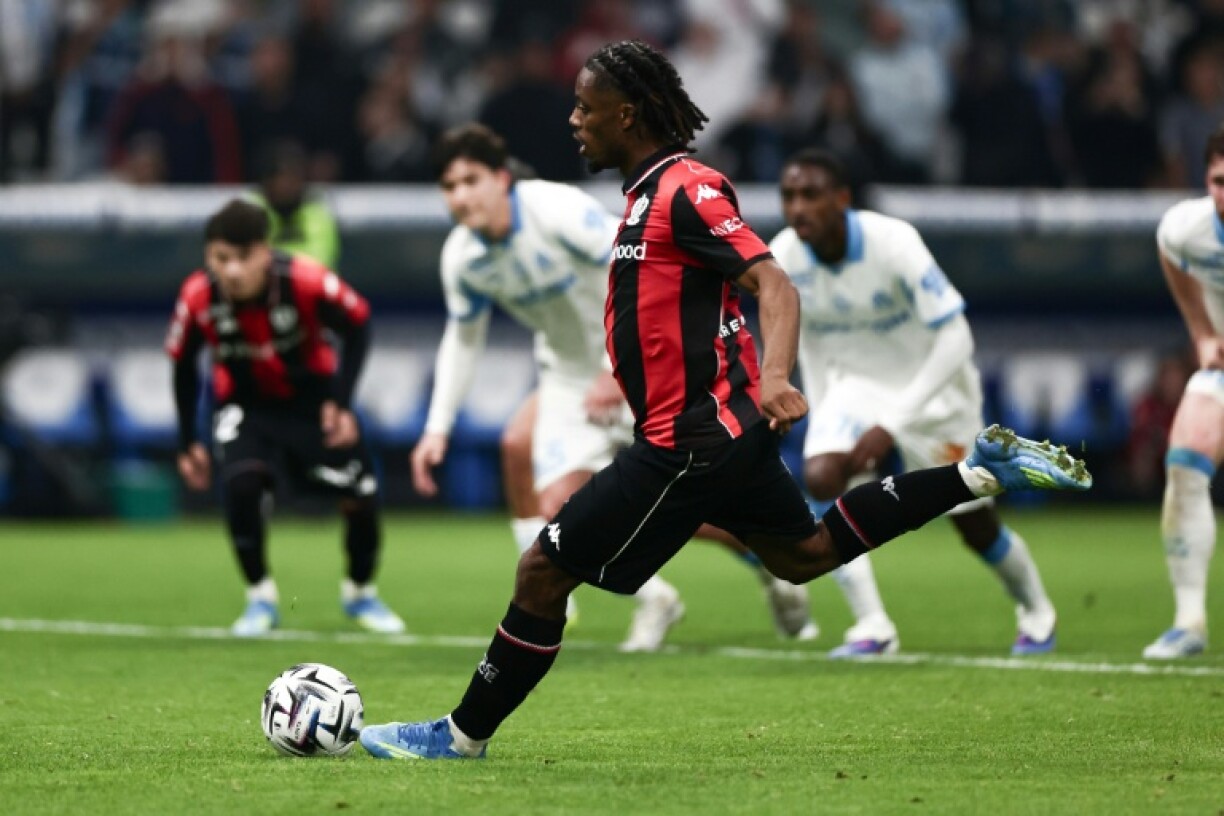 Elye Wahi a transformé le penalty de l'égalisation pour Nice face à Marseille lors de la 31e journée de Ligue 1 au stade Vélodrome le 26 avril 2026