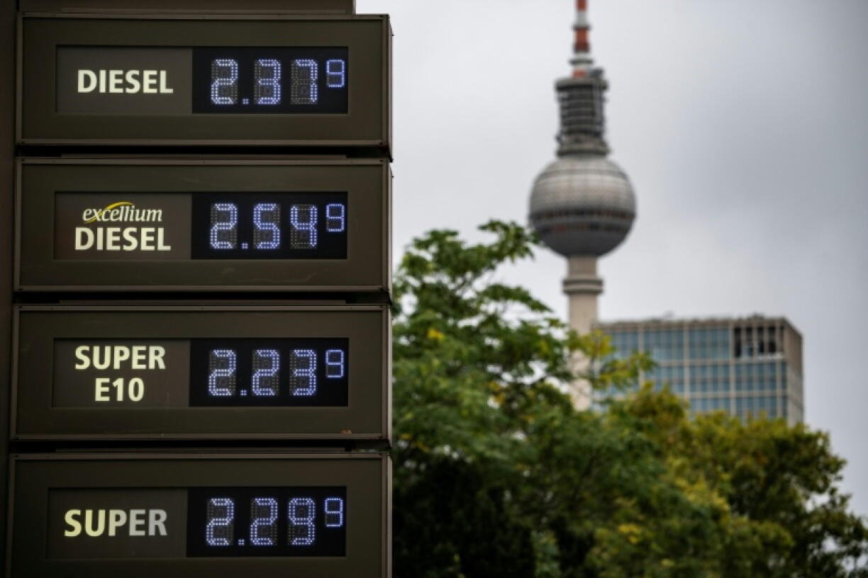 Un panneau affiche les prix du carburant dans une station-service à Berlin, le 2 octobre 2026