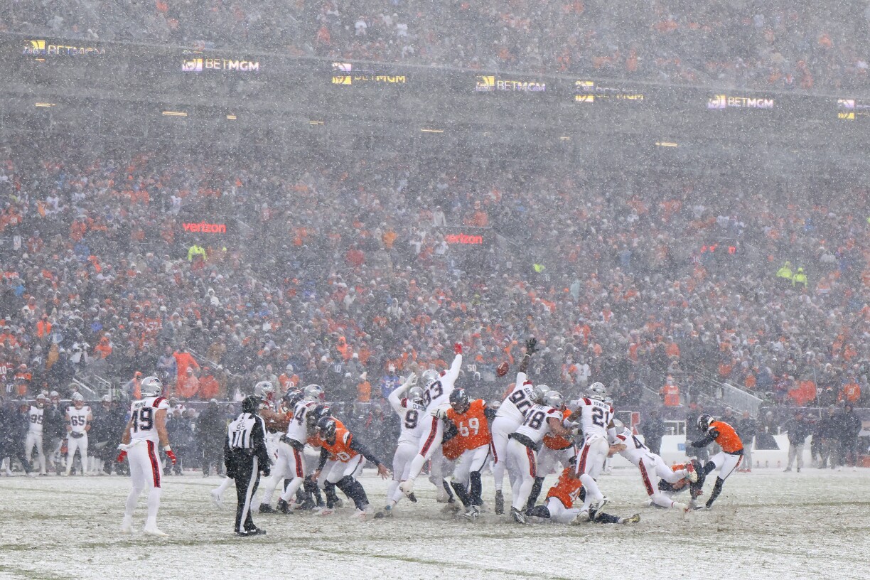 Wärend dem Match tëscht den Denver Broncos an den New England Patriots ass d'Wieder vun dréche-kal op stiermesch mat Schnéi ëmgeschloen.