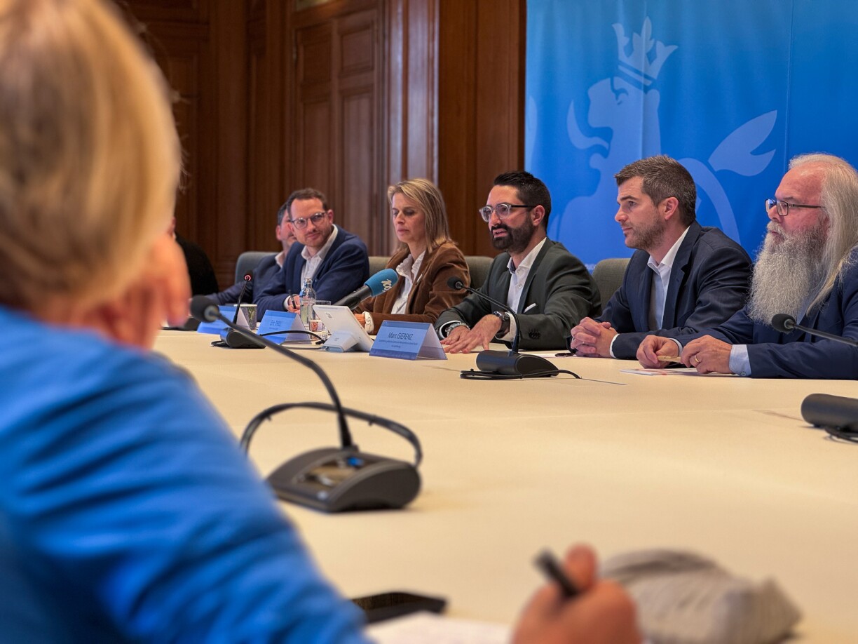 (de g. à dr.) Patrick Diederich, architecte-conservateur à l'INPA ; Beryl Bruck, conseillère de gouvernement 1re classe auprès du ministère de la Culture, présidente du Conseil d'administration du Centre des monuments Luxembourg ; Eric Thill, ministre de la Culture ; Marc Gierenz, coordinateur général du Centre des monuments du Grand-Duché du Luxembourg ; Georges Rischette, vice-président du Conseil d'administration du Centre des monuments Luxembourg