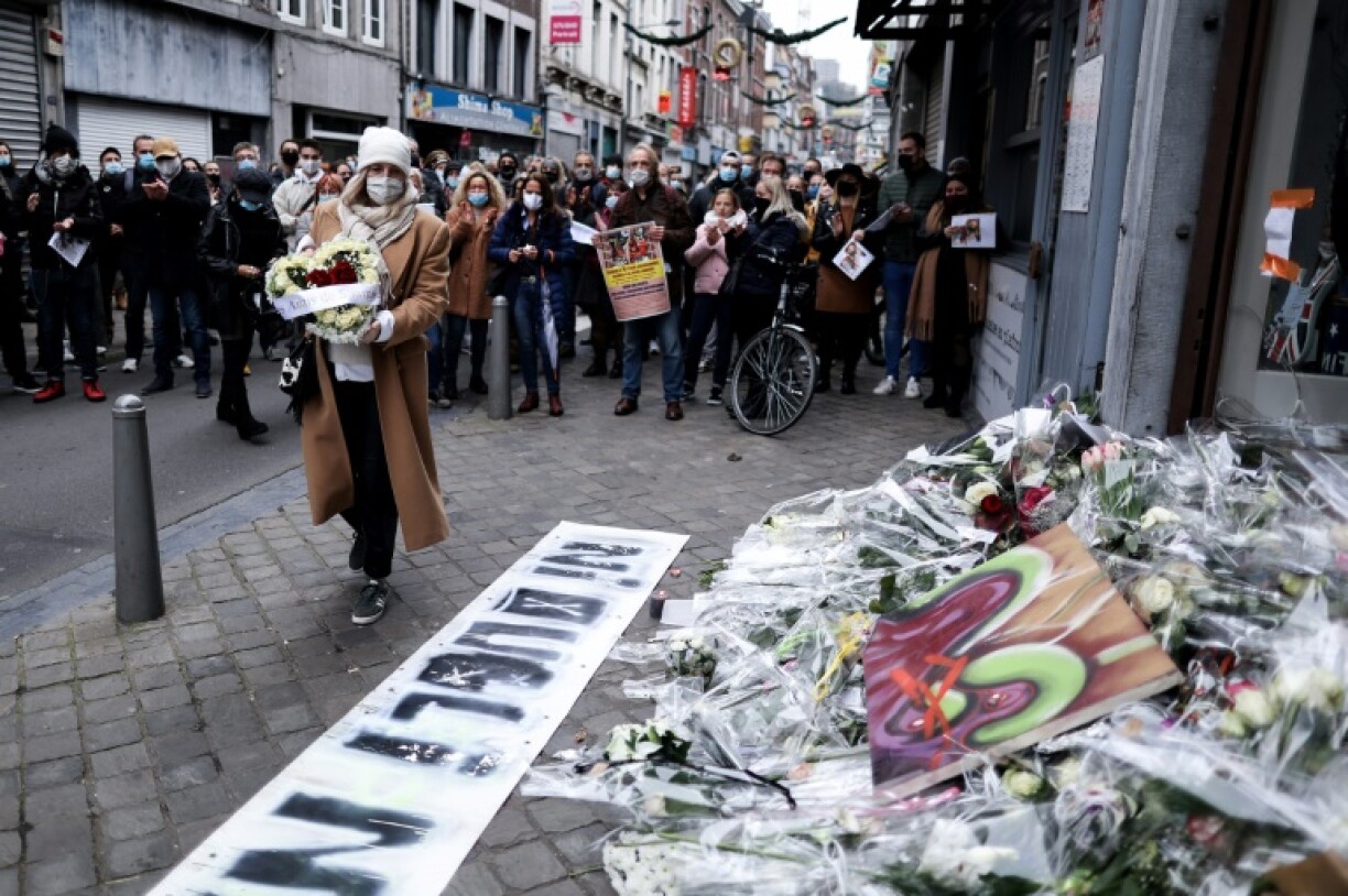 Entre 200 et 300 personnes se sont rassemblées le 22 novembre 2020 à Liège, en Belgique, pour rendre hommage à une jeune coiffeuse dont le suicide est devenu le symbole dans ce pays de la détresse des indépendants face à la pandémie