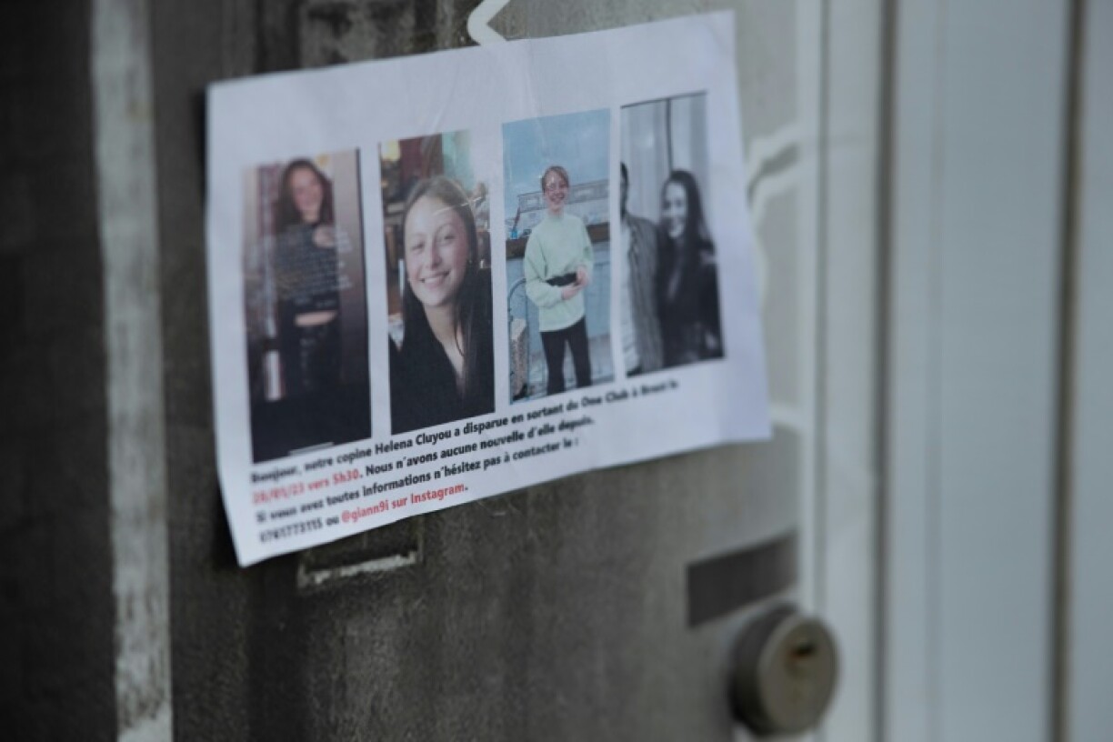 Des photos d'Héléna Cluyou, jeune élève infirmière disparue le 29 janvier, sur la vitrine d'une boutique, le 8 février 2023 à Brest, dans l'ouest de la France