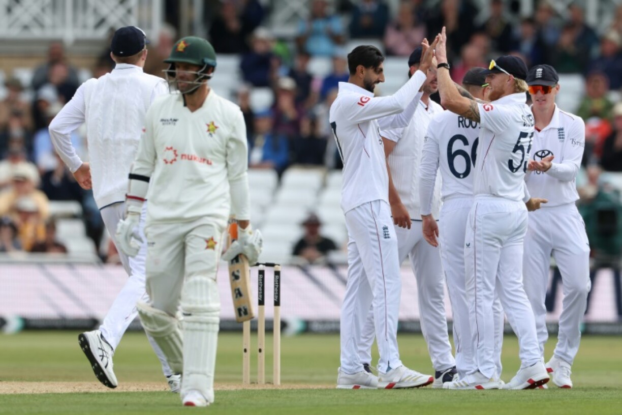 Shoaib Bashir (C) celebrates with England captain Ben Stokes (2R) after dismissing Zimbabwe skipper Craig Ervine (2L) at Trent Bridge