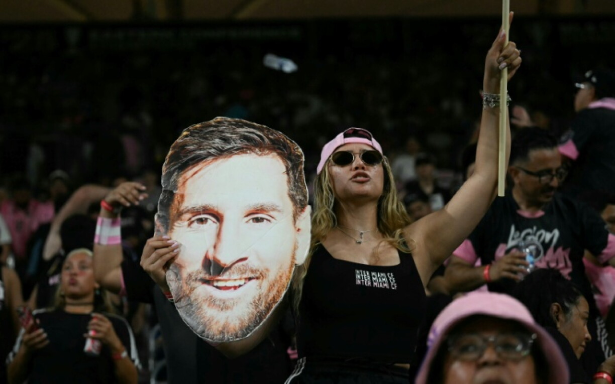 Une supportrice de l'Inter Miami tient une pancarte à l'effigie de Lionel Messi lors du match de MLS opposant l'Inter Miami au Philadelphia Union au Nu Stadium de Miami, en Floride, le 24 mai 2026