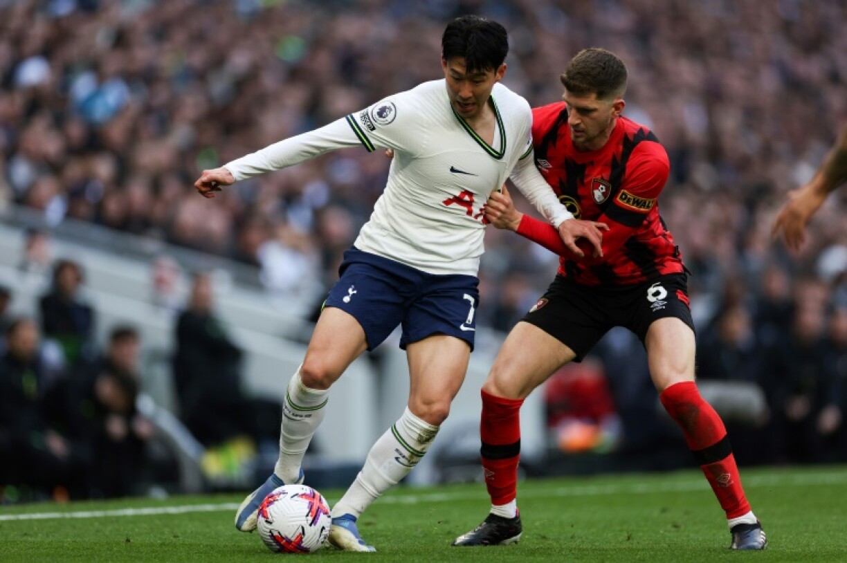 Le Coréen Son Heung-min des Tottenham Hotspur aux prises avec l'Ecossais Chris Mepham de Bournemouth, au stade stade de Tottenham, le 15 avril 2023 à Londres