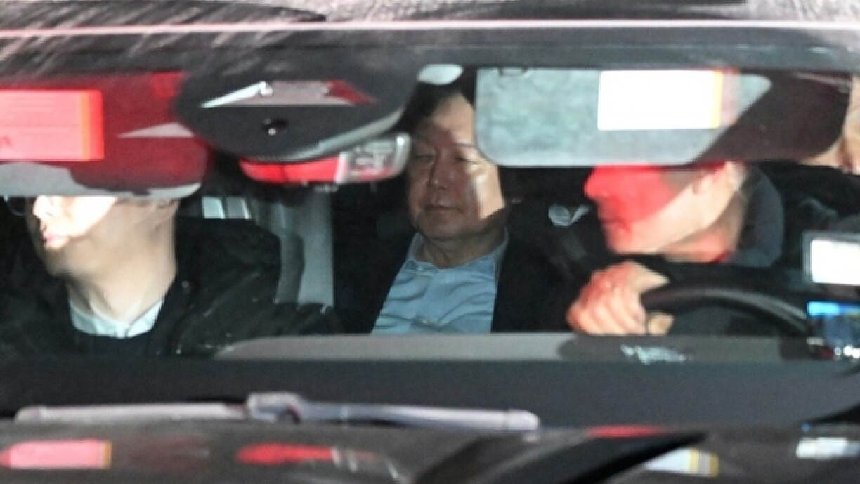 Le président sud-coréen suspendu Yoon Suk Yeol quitte le Bureau d'enquête sur corruption à Gwacheon au sud de Séoul, le 15 janvier 2025