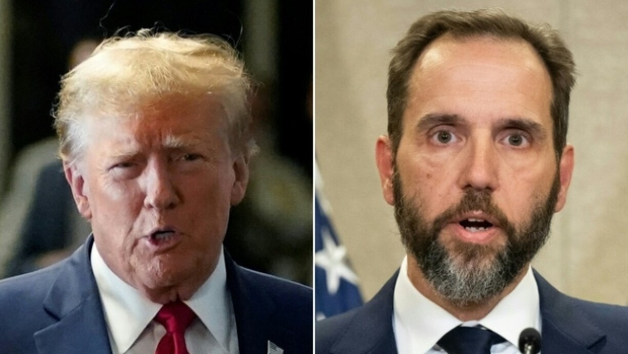 Combinaison de photos créée le 25 novembre 2024 montrant (à gauche) l'ex-président américain et candidat républicain Donald Trump le 15 février 2024 et (à droite) le procureur spécial Jack Smith au ministère de la Justice à Washington le 1er août 2023