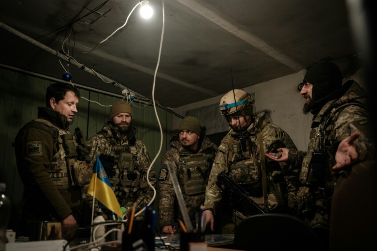Des militaires ukrainiens du Service national des gardes-frontières travaillent dans la salle des opérations de Bakhmout, le 9 février 2023