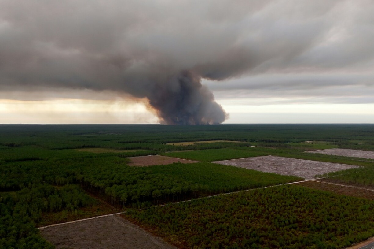 Une photo aérienne depuis Arès montre la fumée d'un incendie à Saumos (Gironde), le 22 juillet 2026