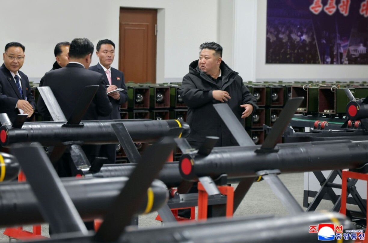 Une photo fournie par l'agence de presse KCNA montrant le dirigeant nord-coréen Kim Jong Un en visite dans une usine spécialisée dans la fabrication d'armes guidées tactiques, le 3 janvier 2025