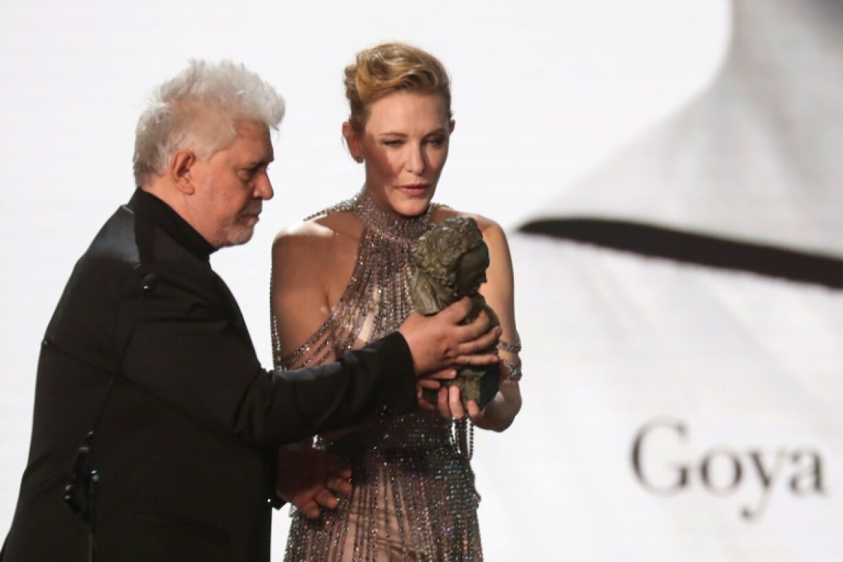 L'actrice Cate Blanchett reçoit un prix Goya international des mains du réalisateur espagnol Pedro Almodovar lors de la 36e cérémonie de remise des prix Goya au Palau de les Arts à Valence, le 12 février 2022