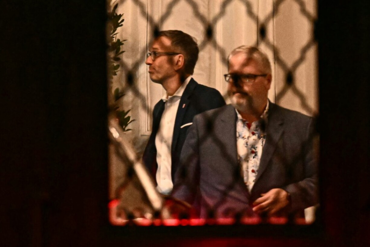 Cracks have appeared in the talks between the far right led by Herbert Kickl (L) and the conservatives