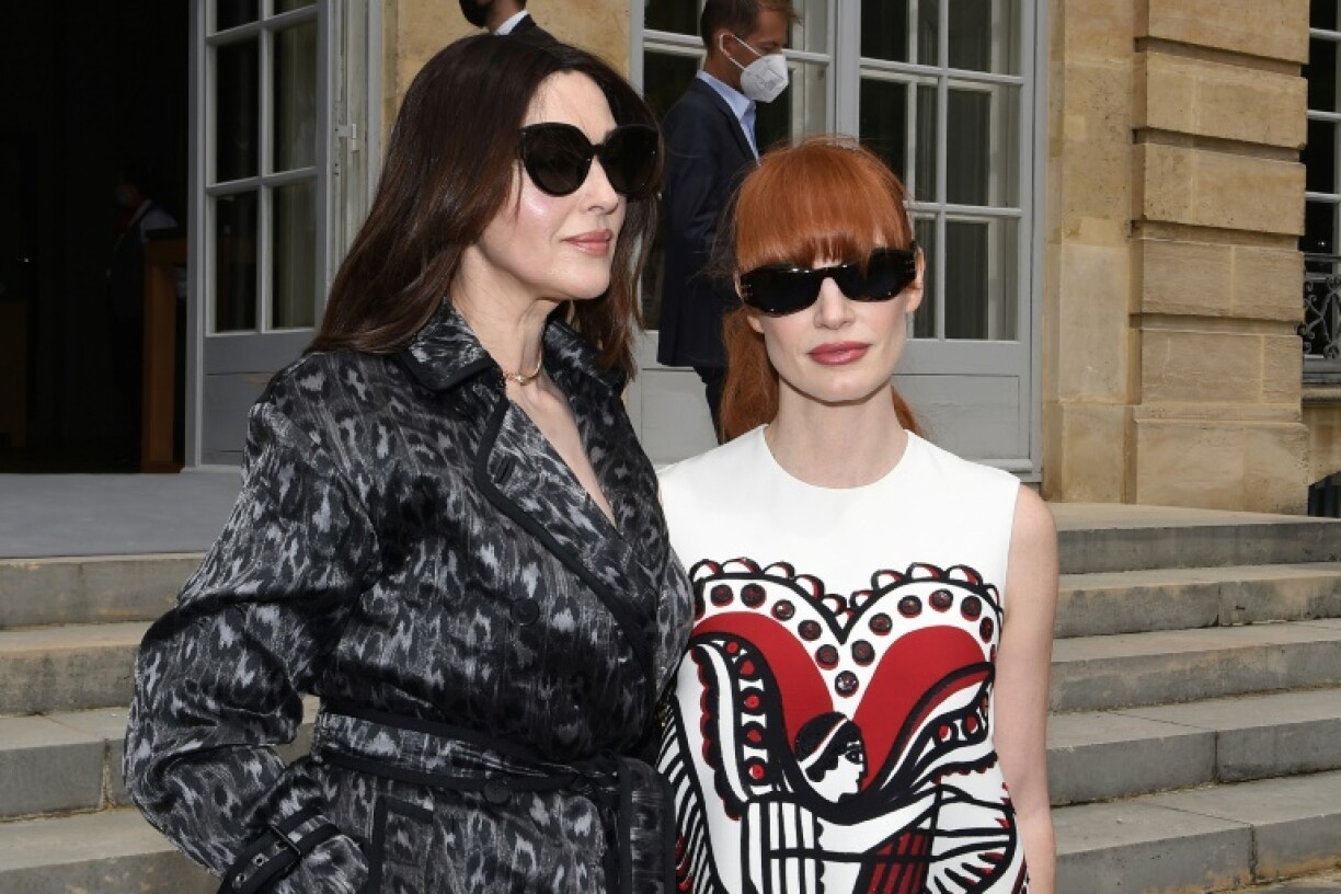Les actrices Monica Bellucci et Jessica Chastain au défilé Dior haute couture à Paris, le 5 juillet 2021
