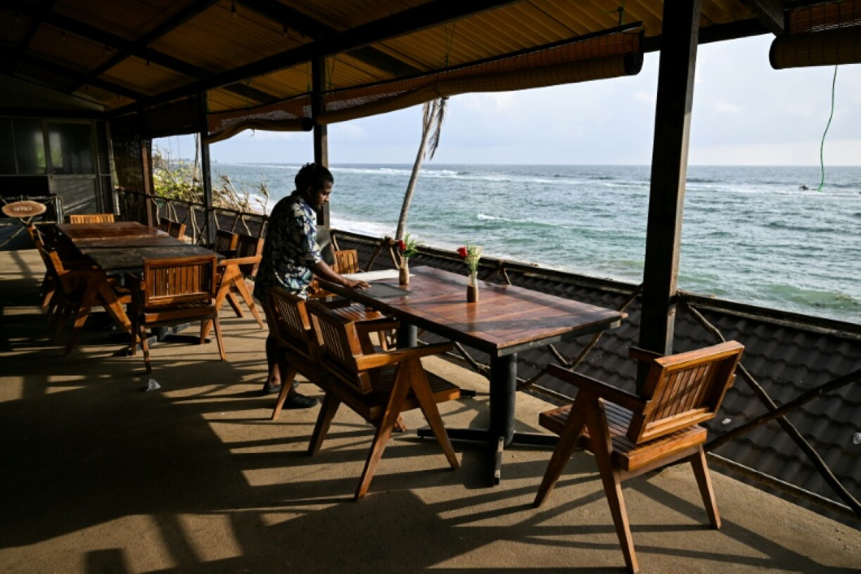Un employé dresse les tables dans le restaurant Beach Wadiya, le 10 septembre 2026