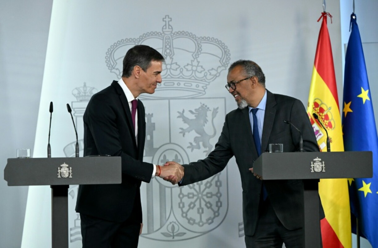 Le Premier ministre espagnol Pedro Sanchez, à gauche, avec à sa droite le directeur général de l'OMS Tedros Adhanom Ghebreyesus, à Madrid en Espagne le 12 mai 2026