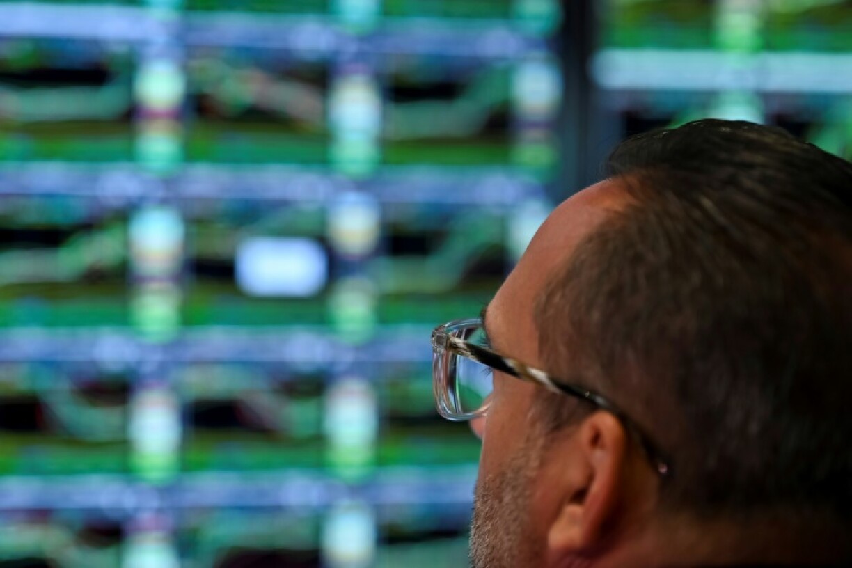 US stocks initially slid on Trump's threat, but then bounced back