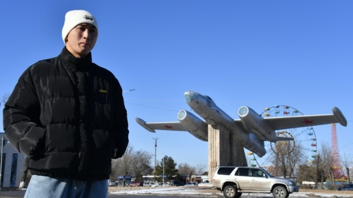 Un survivant du crash d'Azerbaijan Airlines en décembre, Rinat Assanov, à Tokmok, au Kirghizstan, le 24 janvier 2025