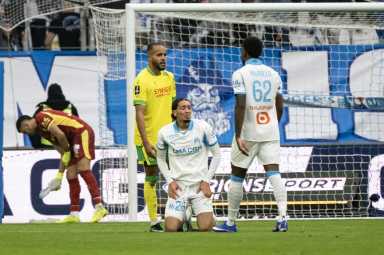 Le milieu de terrain de Marseille Bilal Nadir (au centre) après avoir reçu un carton rouge lors du match de Ligue 1 face à Nantes, le 4 janvier 2026 au stade Vélodrome