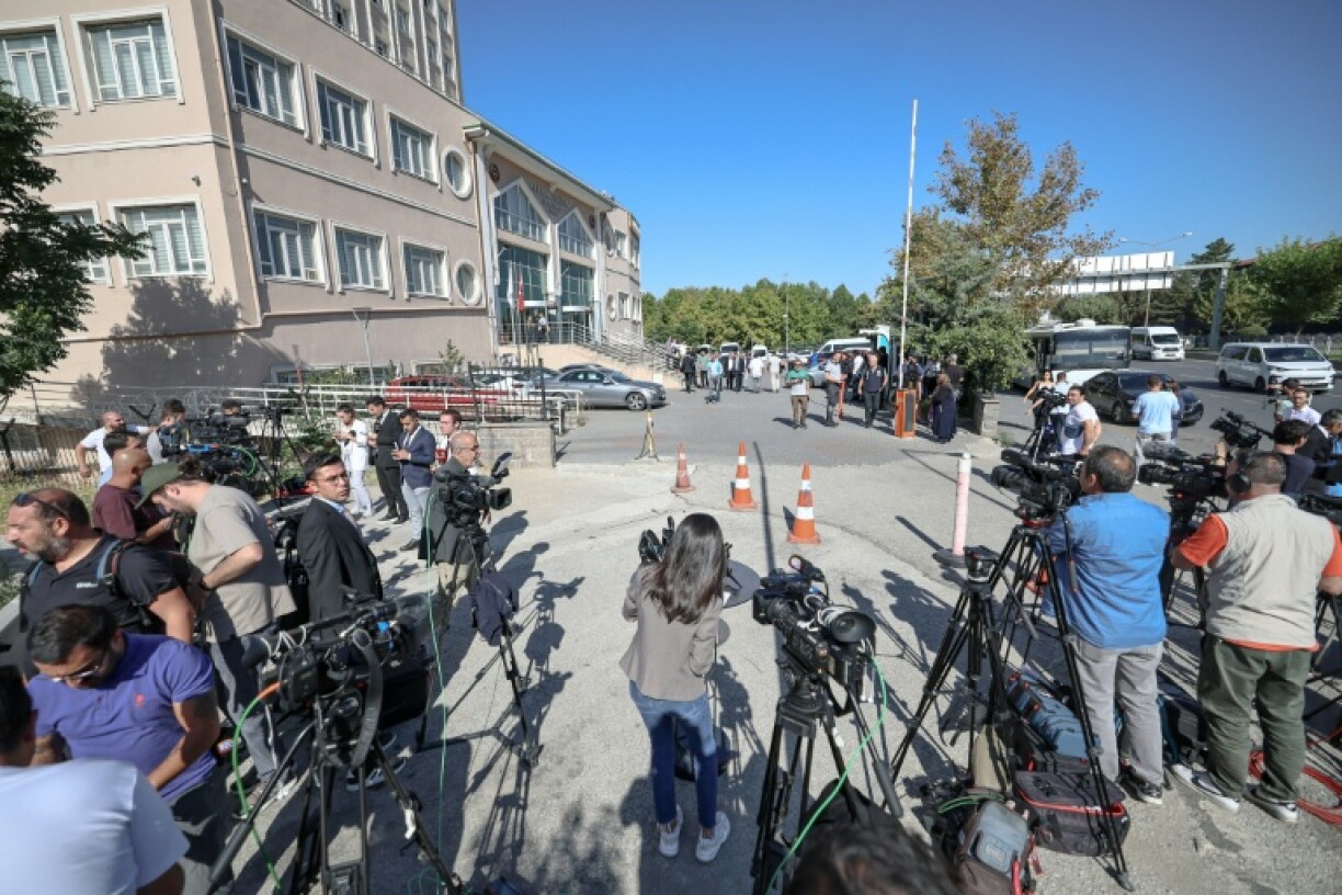 Des jouranlistes patientent devant un tribunal d'Ankara, lundi 15 septembre, dans l'attente de la décision concernant la direction du CHP