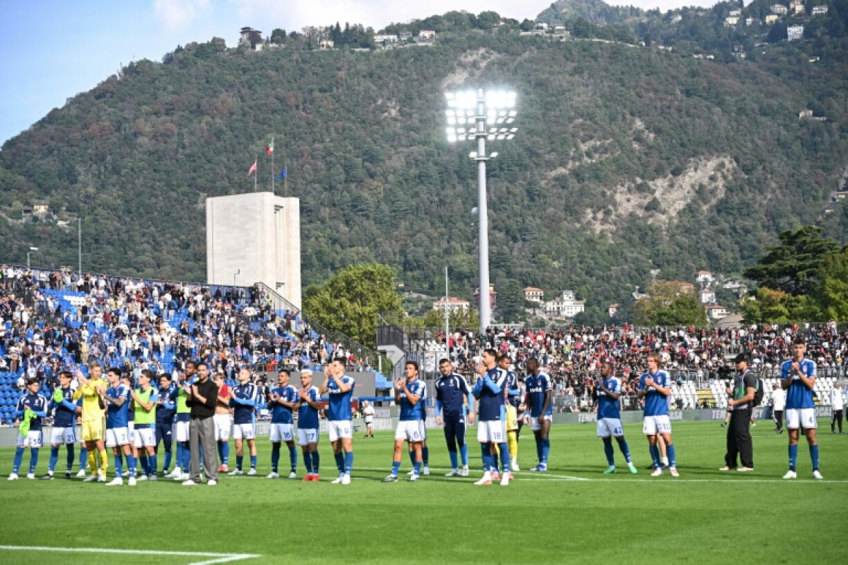 The Como players applaud their supporters at the end of the 0-0 draw with Roma at the Stadio Giuseppe Sinigaglia