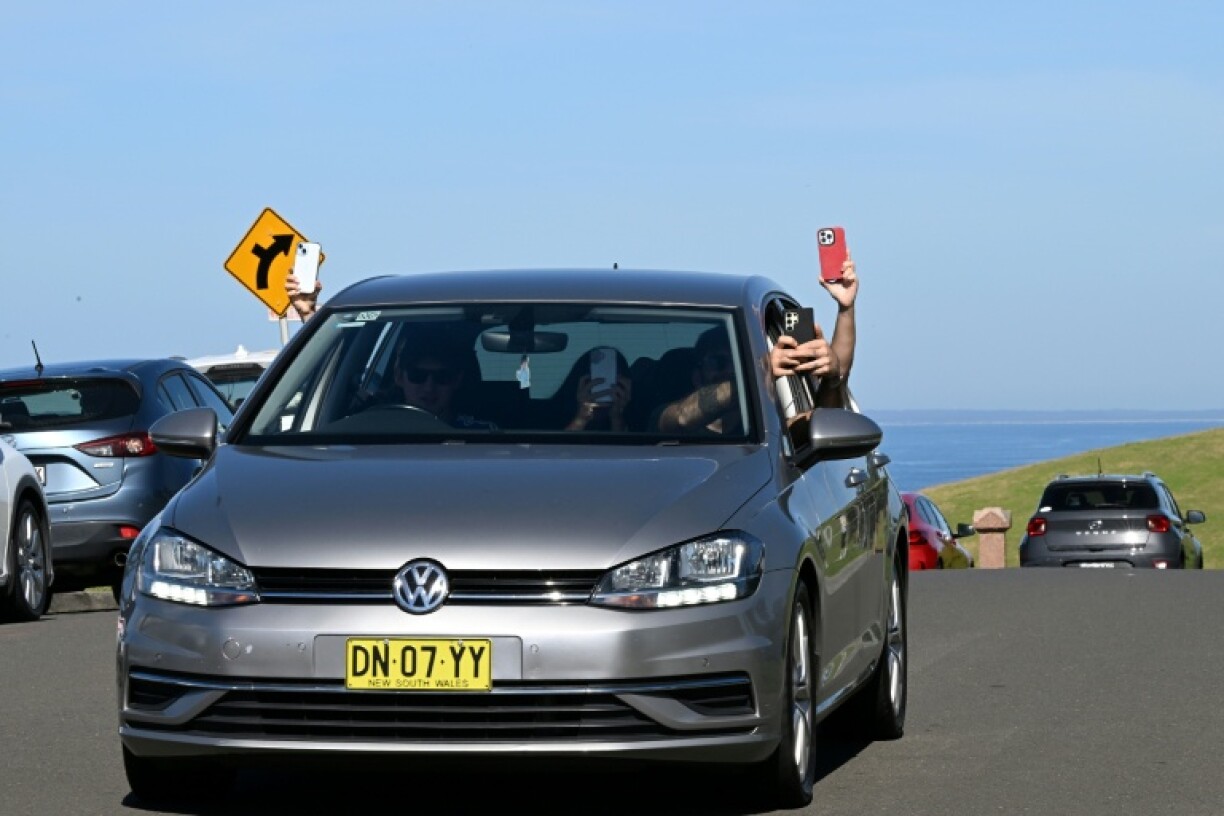 Des touristes prennent des photos depuis leur voiture dans le village de Gerringong en Australie, le 27 avril 2026