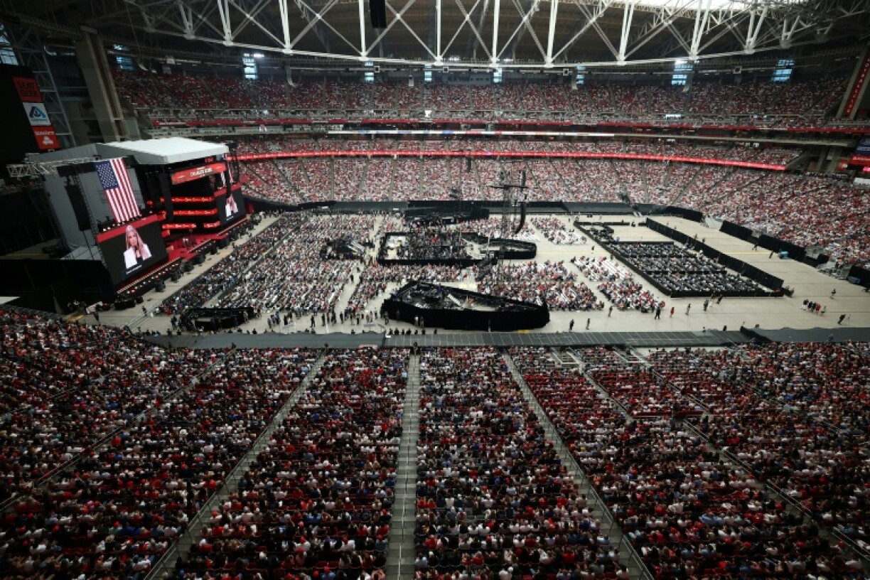 Dans le stade de l'hommage à Charlie Kirk le 21 septembre 2025 près de Phoenix en Arizona