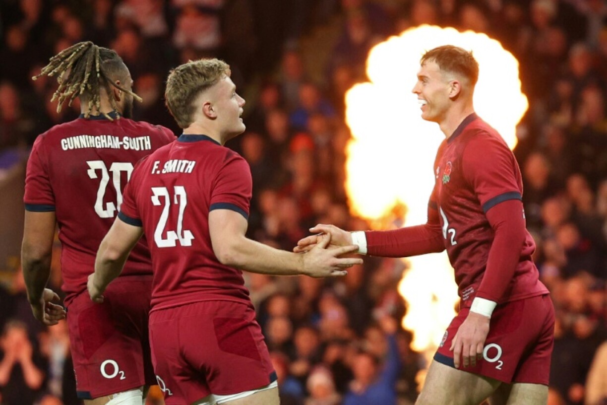 Fin Smith (centre) will start at fly-half for England against France in the Six Nations