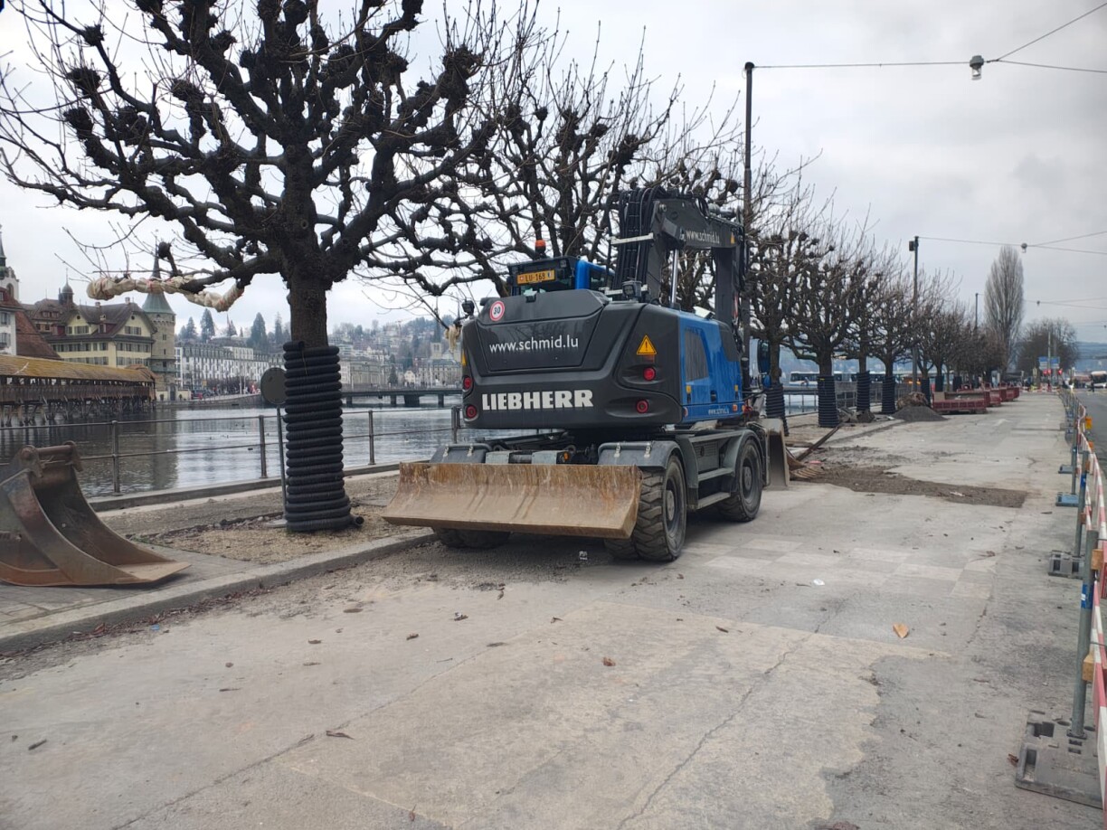 E Bagger vu schmid.lu op engem Chantier an der Bahnhofstrasse zu Luzern den 30. Dezember 2025.