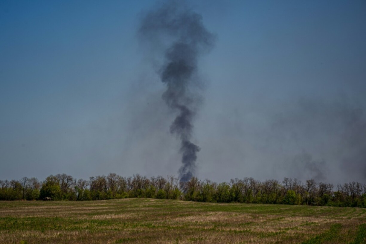 Une colonne de fumée au-dessus de Bakhmout, dans la région de Donetsk, le 4 mai 2023 en Ukraine
