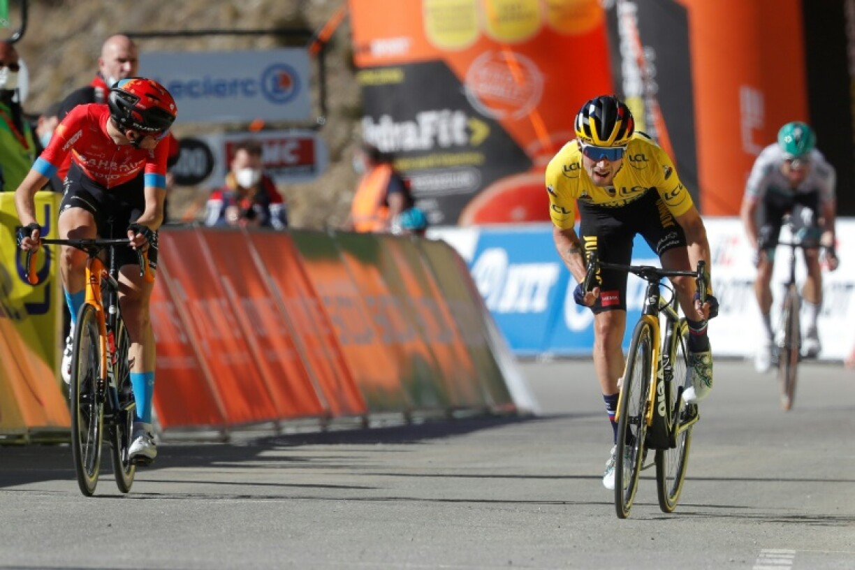 Le Slovène Primoz Roglic, vainqueur de la 7e étape de Paris-Nice, disputée entre Le Broc et Valdeblore, devant le Suisse Gino Mader, le 13 mars 2021