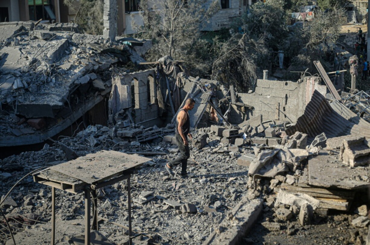 Dans les ruines laissées par une frappe israélienne à Deir al-Balah, dans le centre de la bande de Gaza, le 1er août 2026