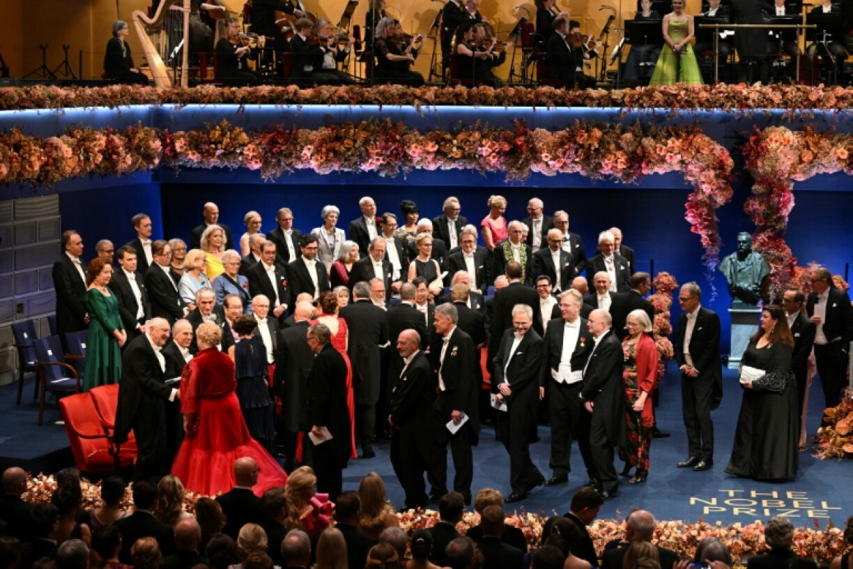 Les lauréats du prix Nobel 2025 sont félicités par les invités lors de la cérémonie de remise des prix Nobel à Stockholm, en Suède, le 10 décembre 2025