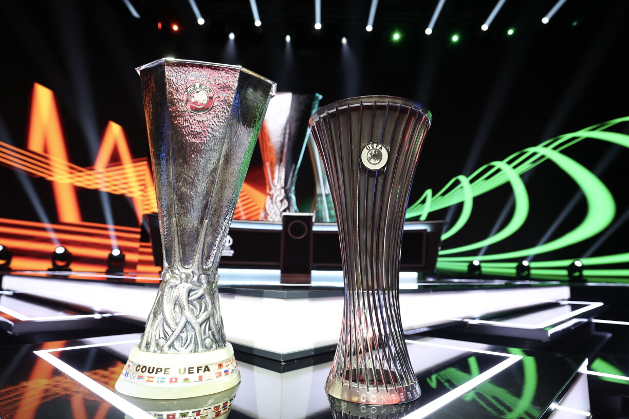 Europa League Coupe (L) a Conference League Coupe (R)