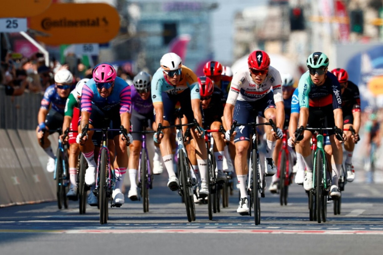 Le peloton piégé par les échappés est réglé au sprint par le Français Paul Magnier (2e à droite) à l'issue de la 15e étape du Tour d'Italie à Milan, le 24 mai 2026