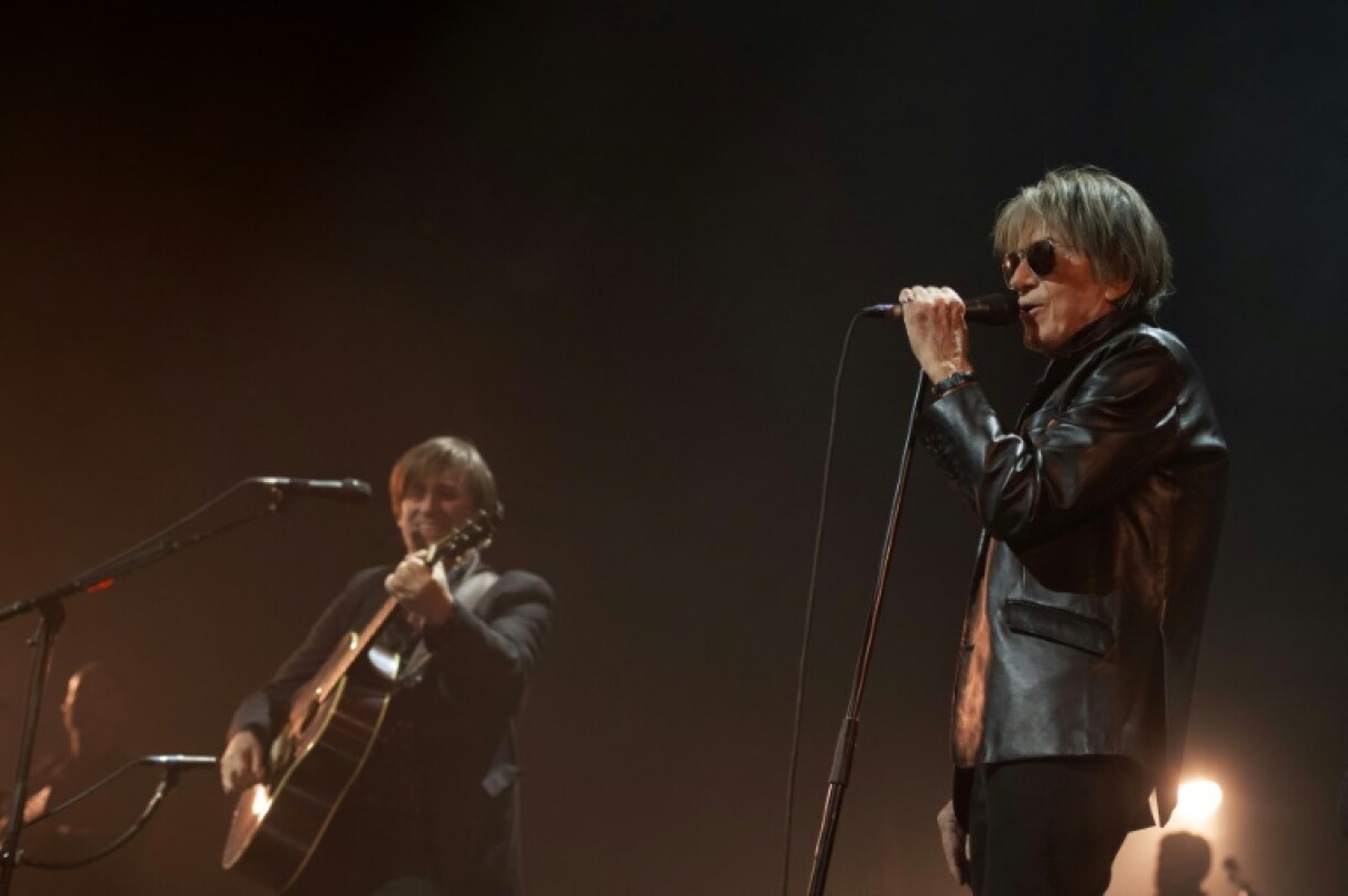 Thomas Dutronc (g) et son père Jacques Dutronc sur la scène du Printemps de Bourges, le 19 avril 2022