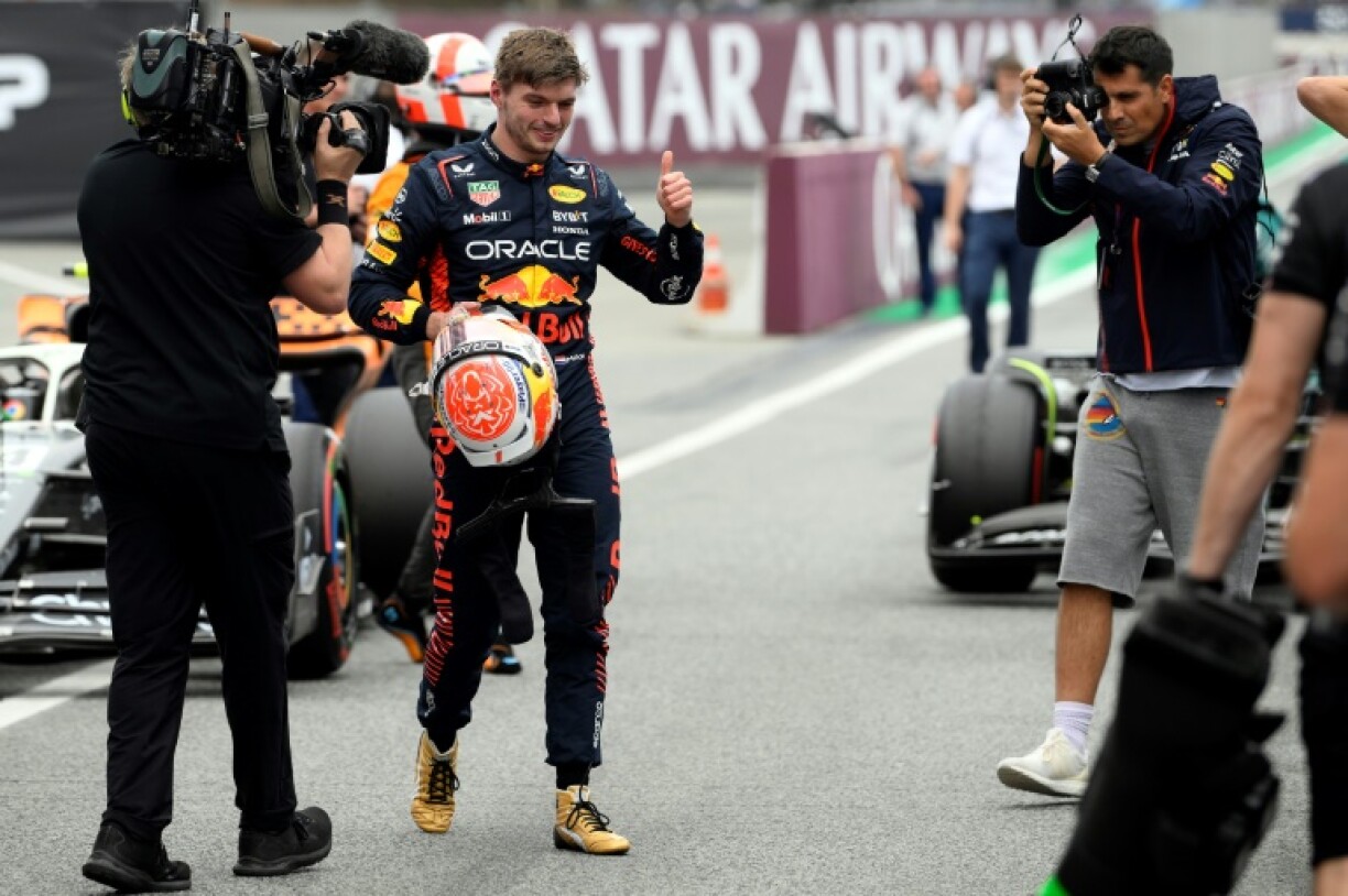 Le pilote de Formule 1 néerlandais Max Verstappen célèbre sa pole position lors du Grand Prix d'Espagne sur le circuit de Montmelo le 3 juin 2023 à Barcelone (Espagne).