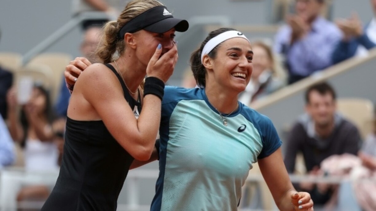 Les Françaises Kristina Mladenovic (g) et Caroline Garcia, sacrées en double à Roland-Garros, le 5 juin 2022