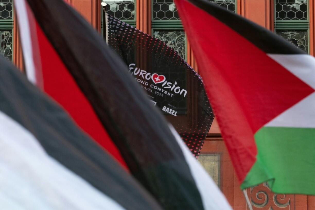 Le drapeau de l'Eurovision et des drapeaux palestiniens à Bâle, le 14 mai 2025 en Suisse