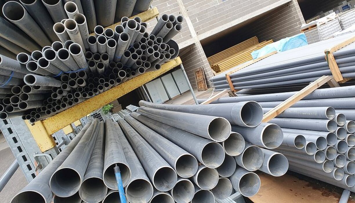 Tuyaux en PVC, bois, sable... Le prix des matières premières explose ces derniers mois, contribuant à la flambée globale des prix dans la construction.