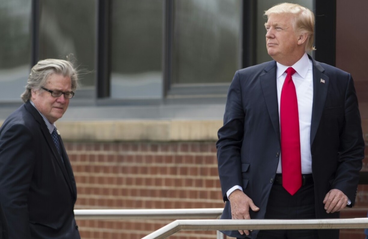 Donald Trump et son ancien conseiller Steve Bannon, gracié par le président avant la fin de son mandat.
