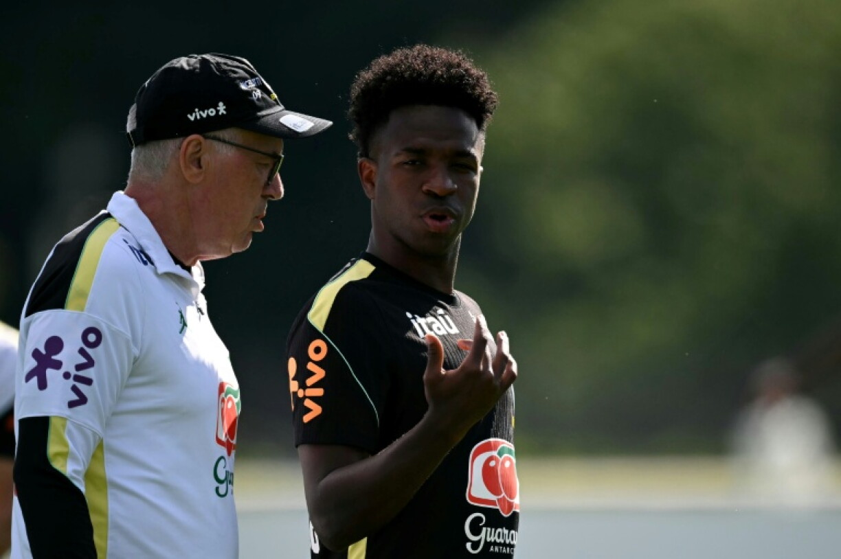 L'ailier brésilien Vinicius Jr avec le sélectionneur du Brésil, l'Italien Carlo Ancelotti (gauche) lors d'une séance d'entraînement à Morristown (New Jersey) le 15 juin 2026