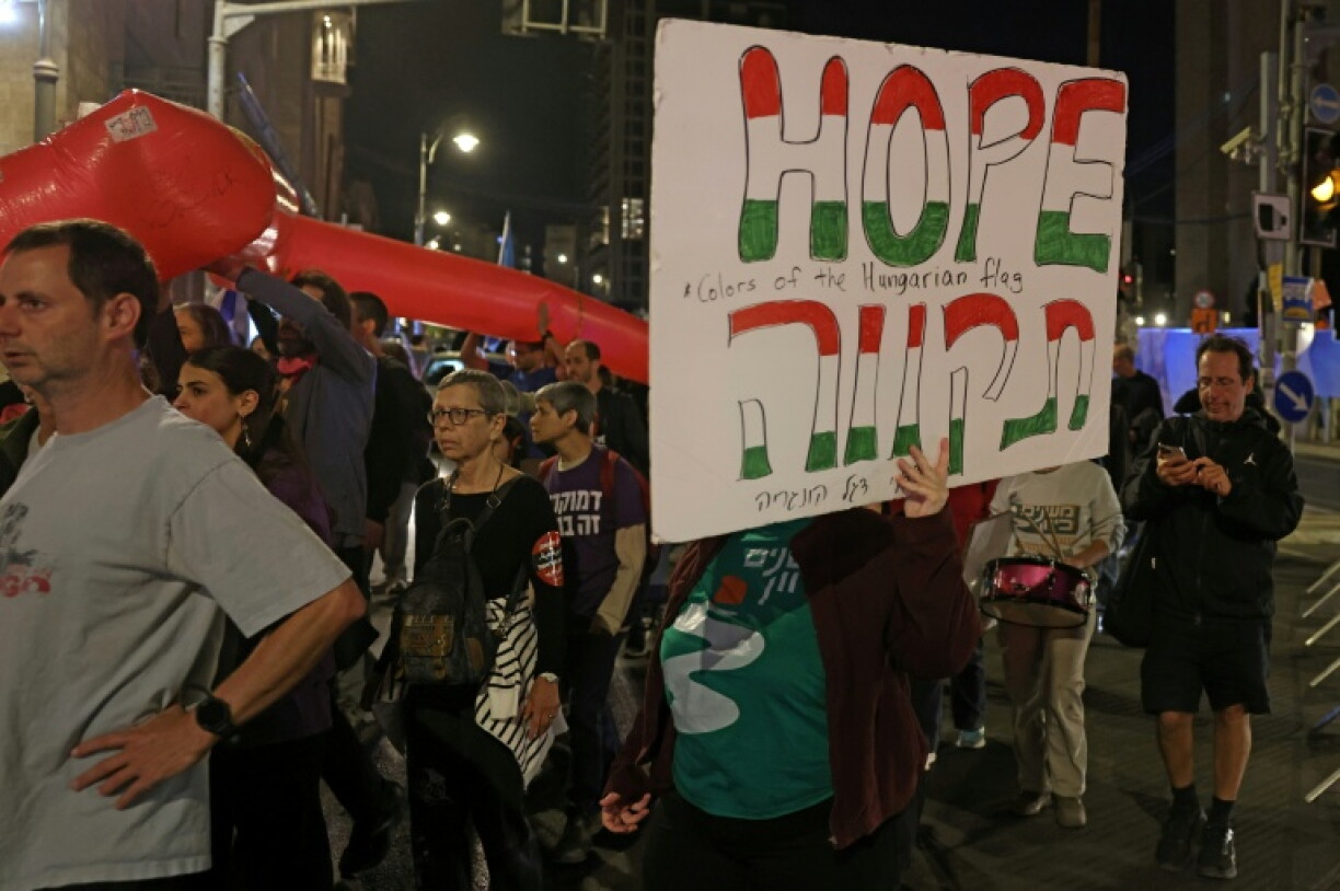 Des militants de gauche israéliens manifestent contre le gouvernement israélien devant la résidence du Premier ministre à Jérusalem, le 23 mai 2026