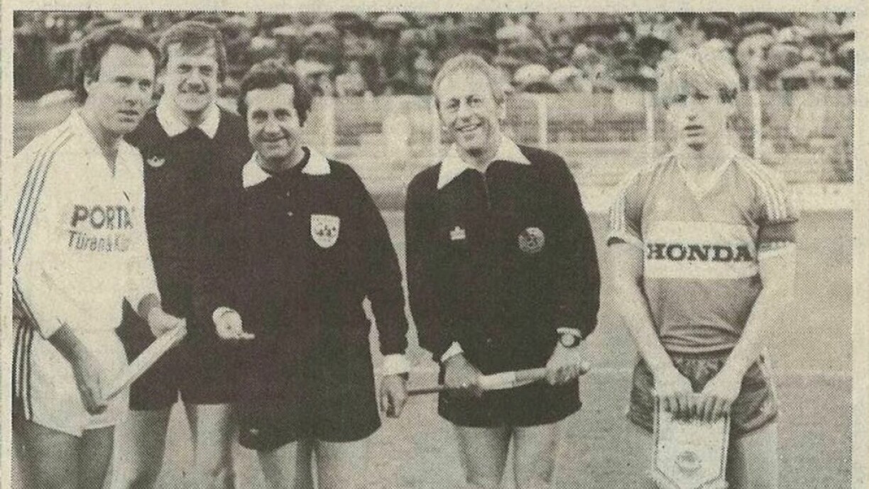 Franz Beckenbauer a Carlo Weis bei engem Galamatch 1984, Arbitter war de Rolles Norbert.